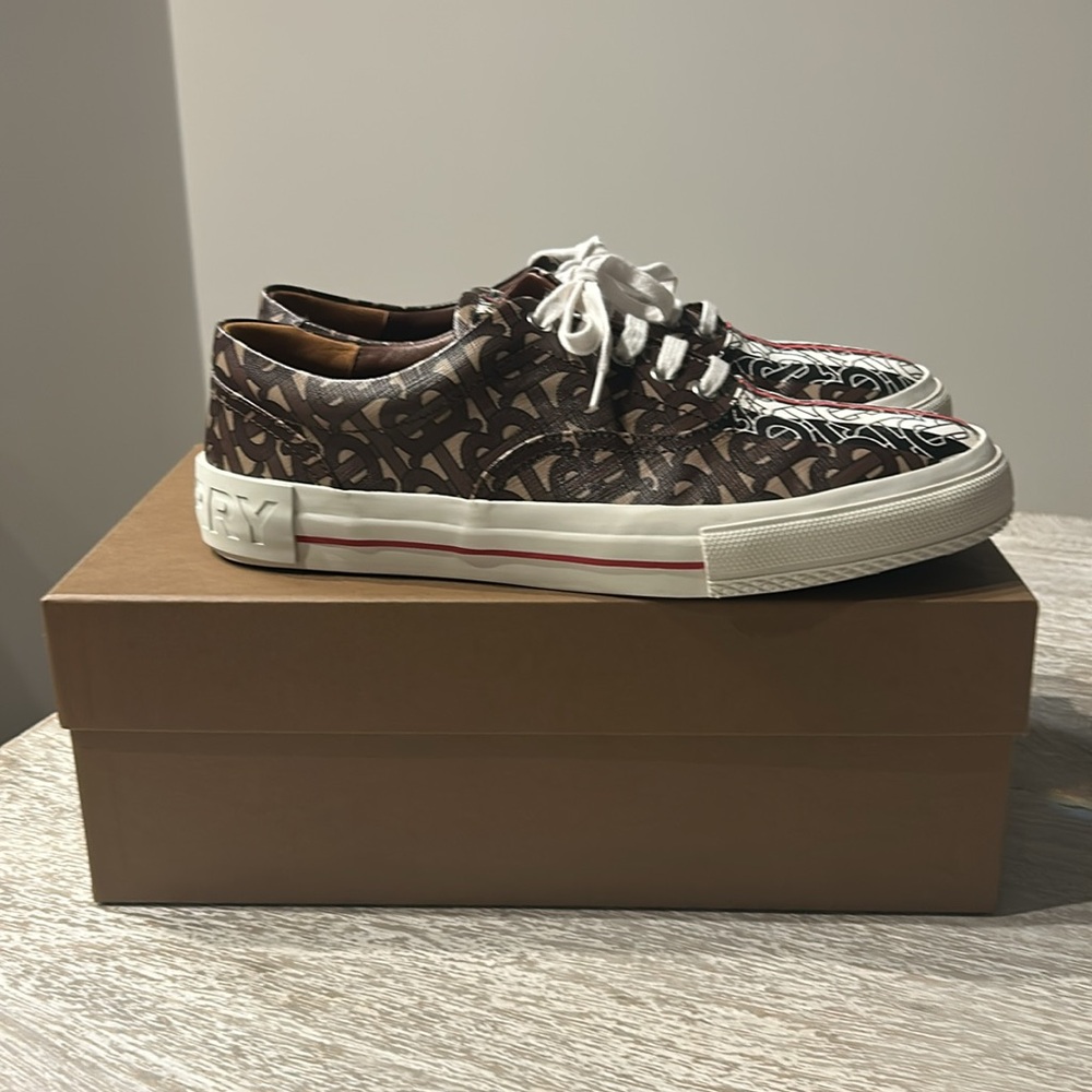 Burberry low top Size 44 Great condition only worn once - Picture 4 of 7